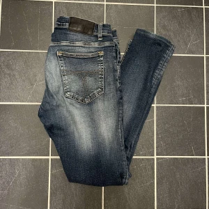 Tiger of sweden - Ett par riktigt snygga tiger of sweden jeans i storlek 30/32 i passformen slim. | Nypris 1700kr | Vårat pris endast 399kr | skick 8/10 grymt skick | Hör av dig vid frågor och funderingar!🔔