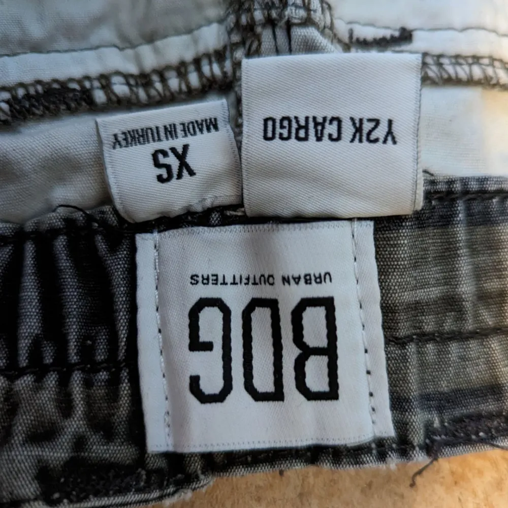 Jätte fina camoflaugebyxor från urban outfitters, säljer då dem knappt kommer till andvändning, skriv vid frågor.🙌😊 nypris:700kr. Jeans & Byxor.
