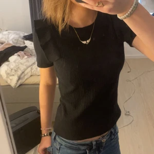 Zara volang tröja - Säljer denna asfina volang t-shirt från zara!  Skriv vid fler vid fler bolder eller frågor!💕