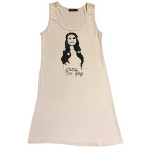 Ljusrosa minidress/ långt linne med handtryckt Lana Del Rey tryck på! 100% bomull, passar ca S som klänning och ca L som linne