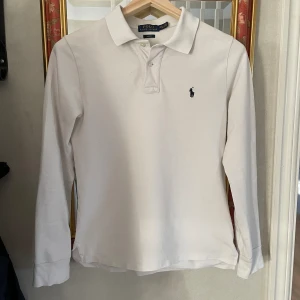 Polo raulph Lauren piké  - Säljer nu denna polo piké, säljer pga den ej används. Tröjan är i mycket fint skick och inga defekter på användning men skulle behöva strykas men det löser jag innan den skickas. Köpte den på Zalando för ungefär 1 år sedan