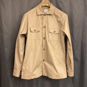 Overshirt John Henric  - Beige overshirt från John Henric i nyskick. Nypris 1000kr