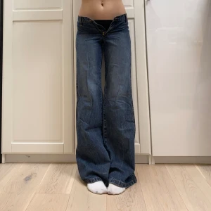 lågmidjade bootcut/wide jeans💕 - märkta som W26 men mer W24! Midja 36 cm rakt över och innerben 87 cm. ja e 170 för referens. Defektfria!