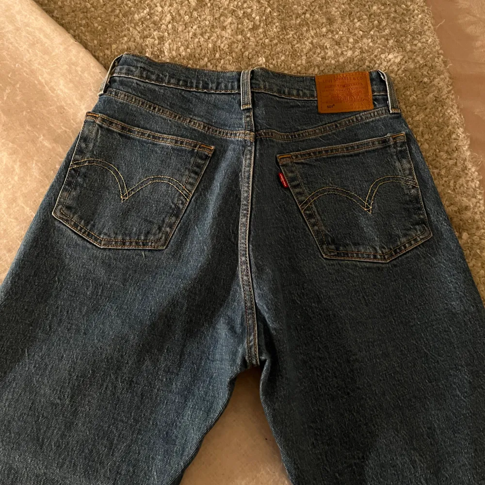 Säljer dessa snygga Levis jeans. Använd fåtal ggr. Inget tecken på användning. Nypris 1199kr W28/L28. Jeans & Byxor.