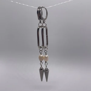 Pearly Inez Spike örhängen  - 39kr per par, finns flera i lager 😊 kolla gärna in min instragram ”ebnorth” där jag främst sköter försäljningen💗  Massa mer smycken i samma stil hittar ni i min profil🤩