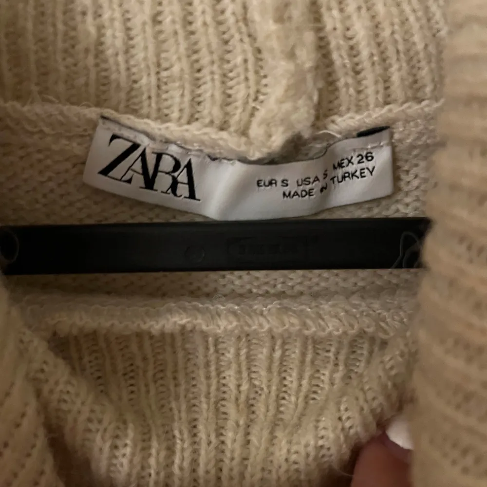 Från Zara, använd skickligt men bra skick. Tröjor & Koftor.