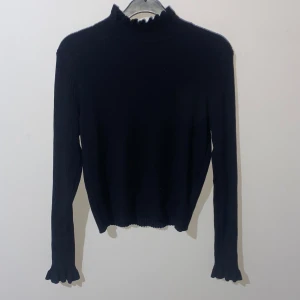 Långärmad tröja - I bra skick, polokrage, storlek XL, väldigt stretchigt material Köparen betalar frakten 