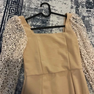 Klänning  - Endast provat, aldrig andvänt. 