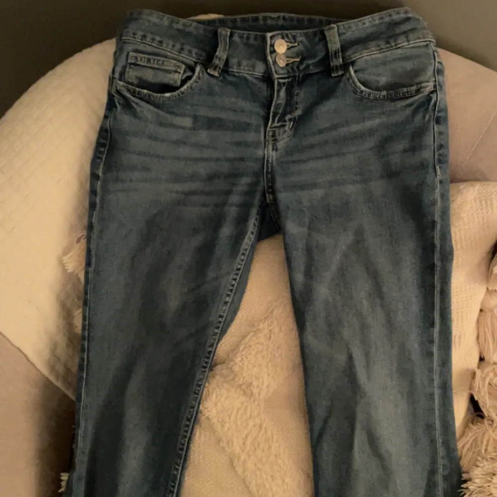 säljer dessa super snygga jeans från hm då dem tyvärr inte passar mig. använd endast några få gånger och passar nog någon som är ungefär 160-165. Skriv privat om du är intresserad!☺️🩷. Jeans & Byxor.