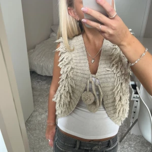 Bolero / väst med fransar - Säljer denna bolero/väst med fransar. Har du någon fråga är det bara att höra av dig🫶🏻