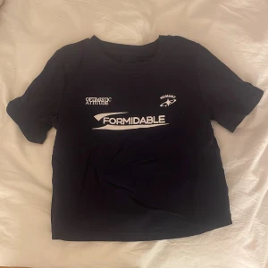 Mini tee shirt  - Säljer min mini t-shirt från DAZY då den aldrig kommit till användning. Tröjan är därför  i perfekt skick.