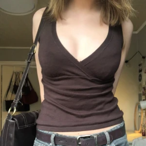 Brun y2k topp - En söt v-ringad brun topp med y2k stil. Köpt secondhand, bra kvalitet och stretch.