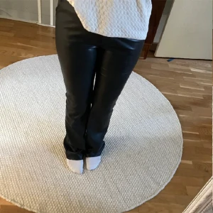 Skinnbyxor  - (Lånad bild)Skinnbyxor som köpta här på plick sen innan så de är lånade bilder då dem var för stora därför säljer jag dem💞 Skriv vid minsta fundering💕