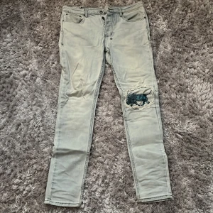 Ksubi Jeans Chitch Cold Image Iced Storlek 34 - Ett par Ksubi jeans som är tvär snygga men gillar inte tighta jeans längre. Storlek 34, dem är väldigt tighta men de är så dem ska vara, de Ksubi’s stil. Orginalpris 1200kr, köpte på rea. Jätte bra skick. Skickar samma dag om köpt innan 19:00. 💪 Mvh