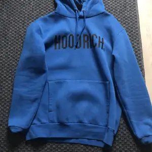 Säljer denna mycket feta ”Hoodrich” hoodien. Bra skick size M. Köpt från jd sports gför 400 kr på rabatt.  Mvh Omar✅