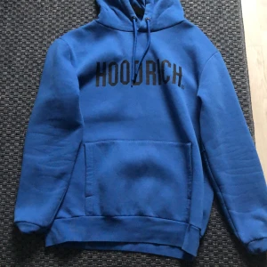 Blå hoodrich tröja - Säljer denna mycket feta ”Hoodrich” hoodien. Bra skick size M. Köpt från jd sports gför 400 kr på rabatt.  Mvh Omar✅