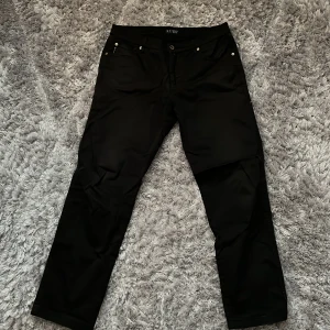 Armani Jeans Svarta Vintage Storlek 31 - Dessa är ett par Armani Jeans som jag thriftade längesen (köpte secondhand) som är för småa för mig, men är tvär feta med armani loggan i silver där bak. Bra skick för att vara second hand! Storlek 31, riktigt nice. Mvh