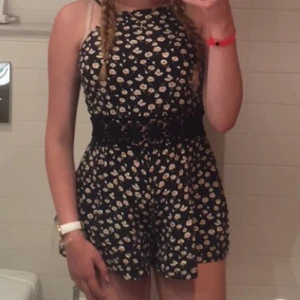 Byxdress  - Blommig byxdress, perfekt till sommaren! 🦋 spets vid midjan. Storlek 12, skulle säga att den är som M