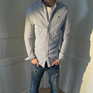 MORRIS SKJORTA  - Riktigt snygg Morris skjorta. Jag är 177 cm. Hör av er vid fler frågor🙂