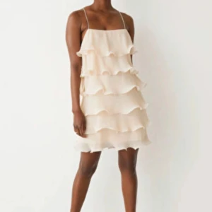 Studentklänning 👩‍🎓🥂 - Krämvit klänning från & Other stories. Aldrig använd, lappen kvar. Storlek 34.  Nypris 890kr. Perfekt till studenten!🥂