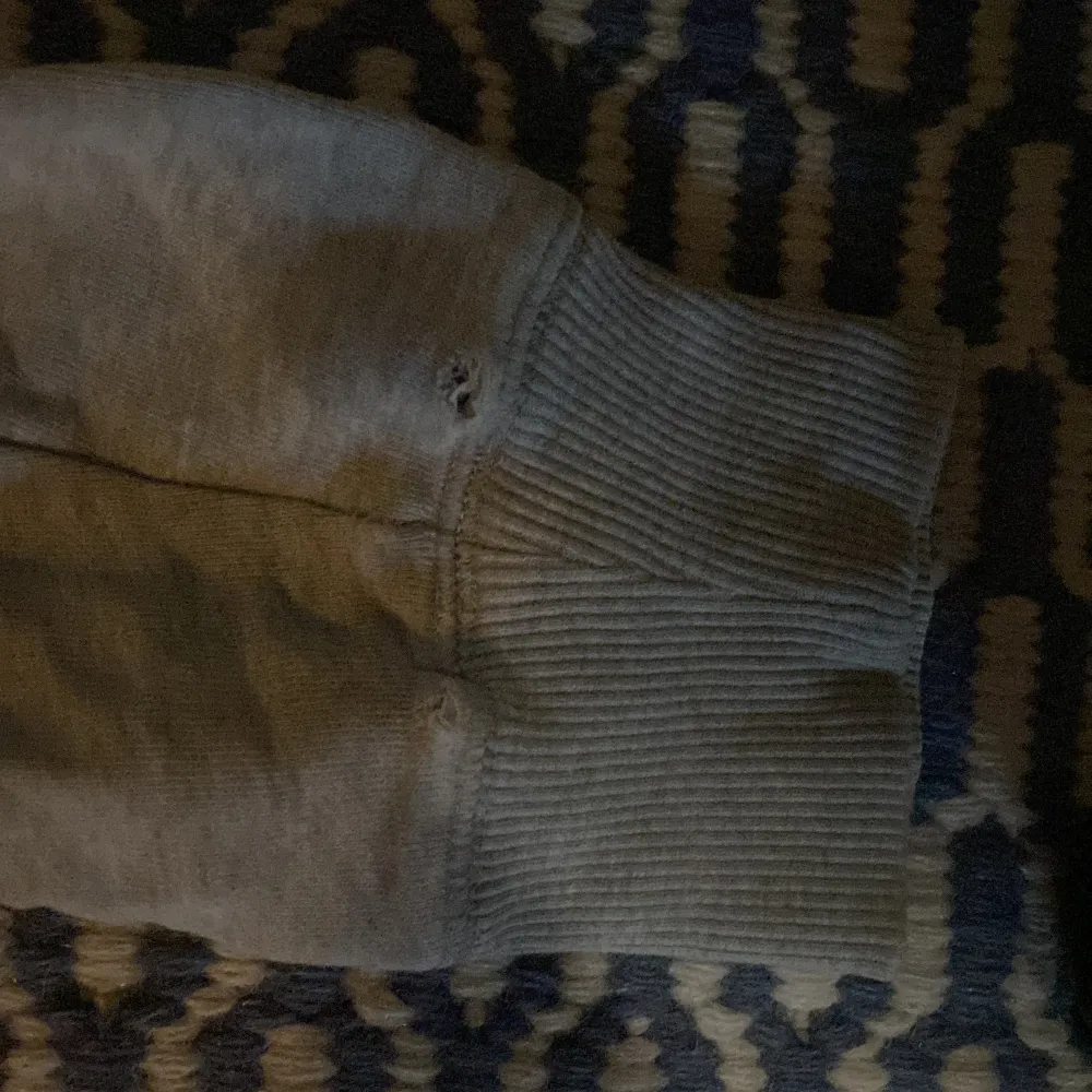 En fin grå zip up hoodie som är i bra skick men har ett litet hål vid handleden av tröjan. Den är i storlek M. Tröjor & Koftor.