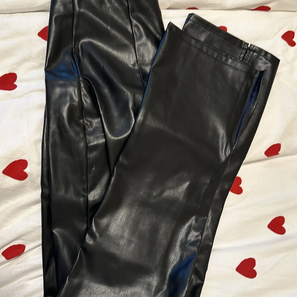 Skinnbyxa med slit och ”v” format framtill från HM i 34 (XS)🥰🤗 Skit snygga och så sköna men kommer inte till användning . Jeans & Byxor.