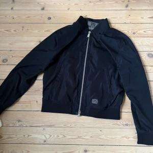 Bomberjacka  - Mörkblå bomberjacka från Brixtol textiles. Den är i väldigt bra skick och är perfekt till våren och sommaren🥰