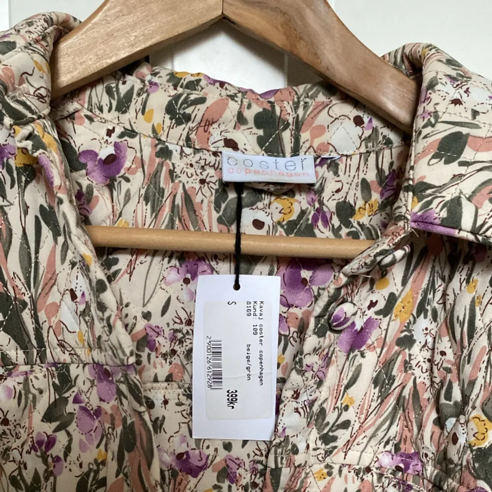 Säljer denna vår/skjort jacka ifrån costen copenhagen som ännu inte kommit till användning!! Nyskick + att prislapp sitter kvar!! Köptes för 399kr men säljer för 299kr (pris går att diskutera) perfekt nu till våren!!. Jackor.
