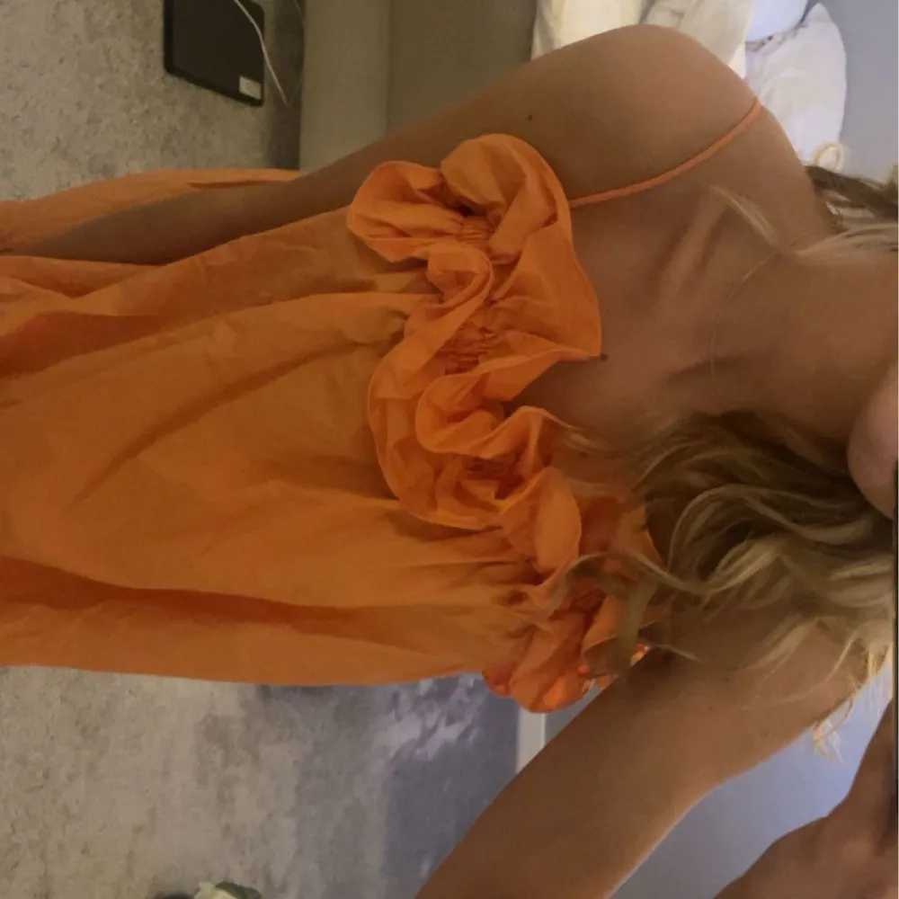 Superfin orange klänning från hm🤍alldrig andvänd🌞storlek S, perfekt till sommaren!!!. Klänningar.