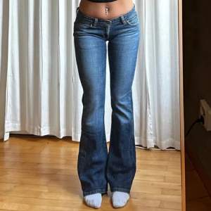 Perfekta jeansen! Lågmidjade vintage Levis med bootcut. Jag är 170 cm och brukar ha S/M.