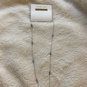 Edblad halsband säljes - Hej! Säljer nu mitt helt nya Edblad halsband då jag inte längre använder silver. Fick i födelsedagspresent men känner att jag inte kommer ha någon användning av det tyvärr:/ endast testat på annars helt o nyskick! Hör av dig ifall du har frågor😊 