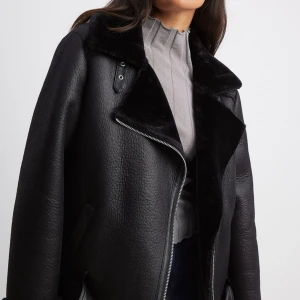 Pilotjacka - En väldigt skön och välvårdad jacka som inte längre kommer till användning längre. Den passar även både vår och höst. Passar S/M\L