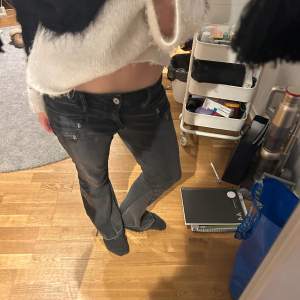 ursnygga lågmidjade jeans med framfickor. slitsade nedtill själv men det syns knappt. storlek 36 men väldigt stretchiga så passar nog 38 också! skriv privat för fler bilder💘💘