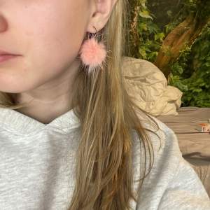 Jätte gulligt örhänge med en rosa pompom på💗✨ det finns 2 st