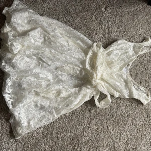 Studentklänning 💕 - Säljer denna trendiga vita klänning som passar perfekt till studenten  Jag är 166 cm lång och den sitter bra på mig.🫶🏼