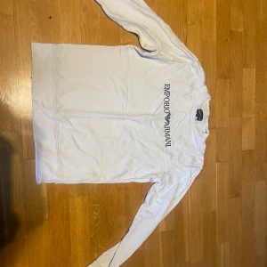 Fin Armani sweatshirt  - Säljer tröjan pga av att den inte passar längre och rensar garderoben. Den är i fint skick inga fläckar och slitage. Det är bara att skriva om du har några frågor. 