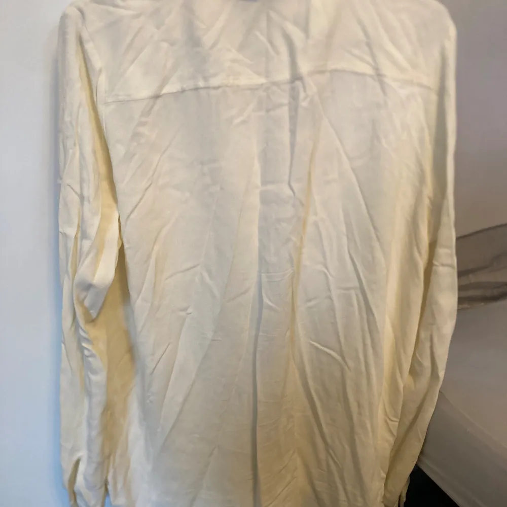 Creme/vit skjorta i strl M. Köpt på Lager 157. Material: 100% viskos  Mycket fint skick. . Skjortor.