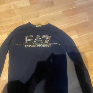 Armani ea7 tröja - Har vuxit ur tröjan. Den är i bra skick. Bra i storlek. Något slitage på trycket men inget stort