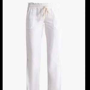 Linnebyxor - Säljer nu mina jätte fina linnebyxor från Roxy som tyvärr inte kommer till användning längre💗😇 Byxorna har lite missgärning längst ner , därav kan priset diskuteras.🙌🏼 