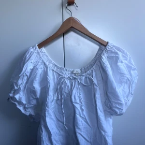 söt topp - En jättefin söt topp som är perfekt till sommaren. Storlek S från hm, i linnematerial, endast använd fåtal gånger💞