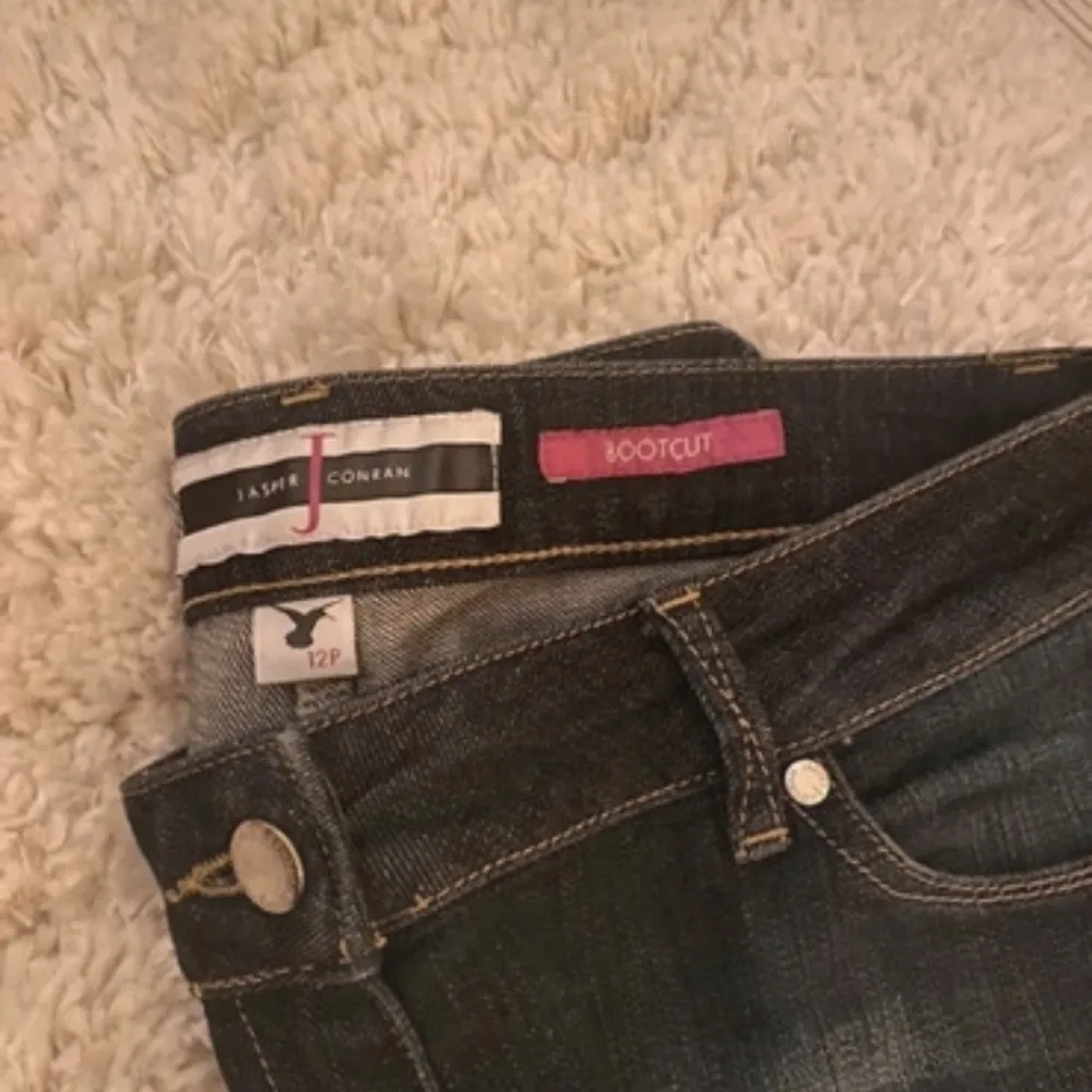 Kattiga lågmidjade utsvängda jeans, kommer inte till användning då jag har för många jeans❤️. Jeans & Byxor.