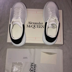 Alexander Mcqueen skor  - Ett par helt nya Alexander Mcqueen. Box och alla övriga certifikationer medföljer. Priset kan diskuteras vid snabb affär. 