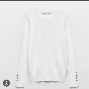 Zara tröja  - Jätte fin tunn stickad tröja med guldknappar från zara. Skriv för egna bilder 🩷