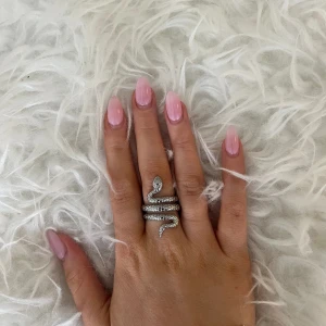 Ring i silver  - Säljer min nya snake ring från Edblad då den inte kommer till användning!   Storlek 17.5 (medium)  Ordinarie pris 499kr (Pris går att diskuteras)