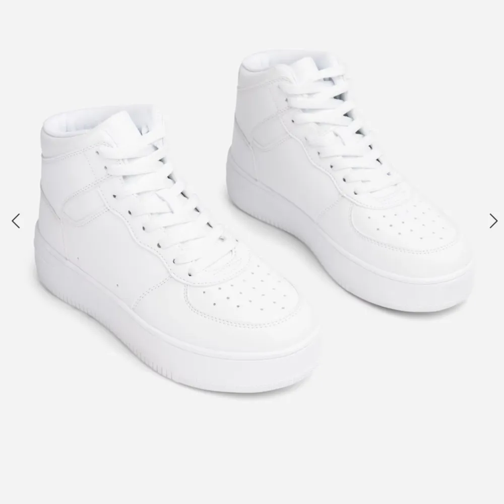 Säljer dessa vita sneakers från från märket lejon inköpta på skopunkten. Superfina och används endast en gång så dem är som nya.. Skor.