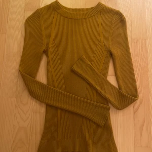 Stickad tajt tröja - Söt, köpt i Paris. Använd en gång💕