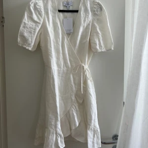Klänning i linne  - Vit klänning i linne🤍 Aldrig använd och i stl 36!! Köparen står för frakten 