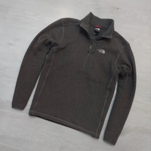 The North Face Fleece - Tja jag säljer en snygg och skön fleece som kommer från The North Face, den är i storlek Medium och är brun i färgen, hör av er för fler bilder & frågor.