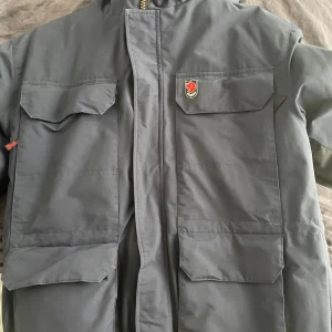 Fjällräven Polar jacka - Hej! Säljer denna jacka då jag ej användning för den.  Strl S Inga skador Skriv för fler bilder!