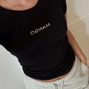 T-shirt från mango - Svart t shirt från mango med mango print på. Säljs inte längre 💕